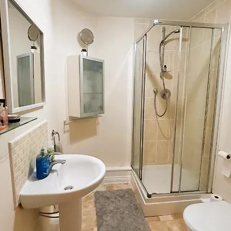 Ensuite Double Bedroom In A 2 Bed Spacious Apartment Warrington Exterior photo