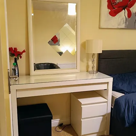 Ensuite Double Bedroom In A 2 Bed Spacious Apartment Warrington Exterior photo