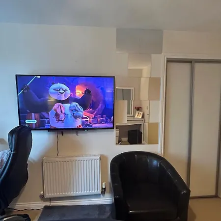 Ensuite Double Bedroom In A 2 Bed Spacious Apartment Warrington Exterior photo