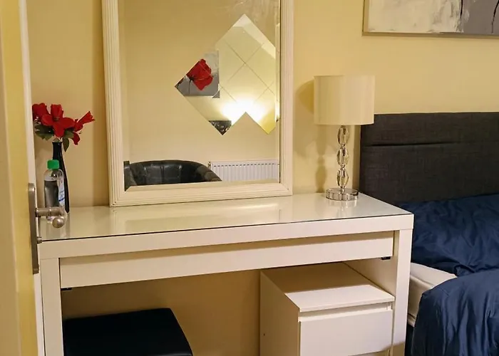 Ensuite Double Bedroom In A 2 Bed Spacious Apartment