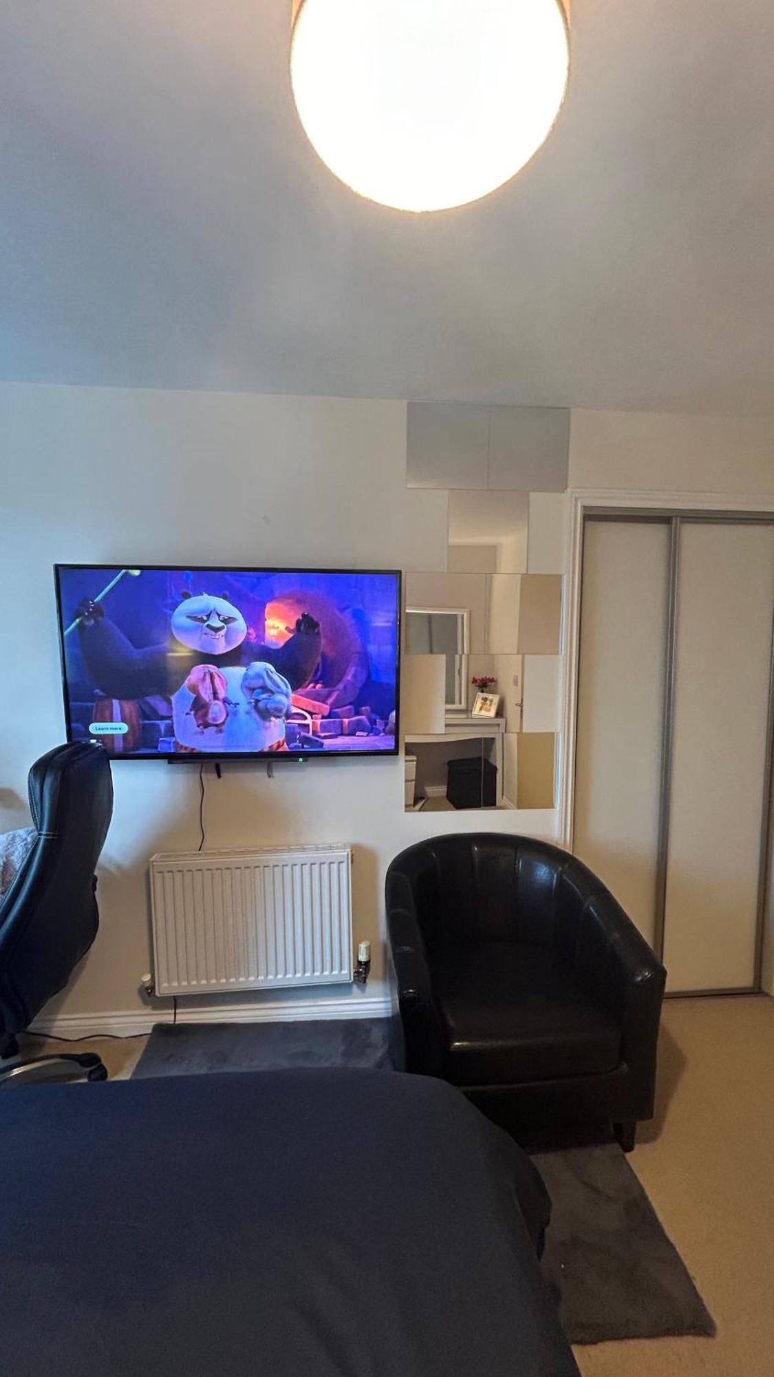 Ensuite Double Bedroom In A 2 Bed Spacious Warrington