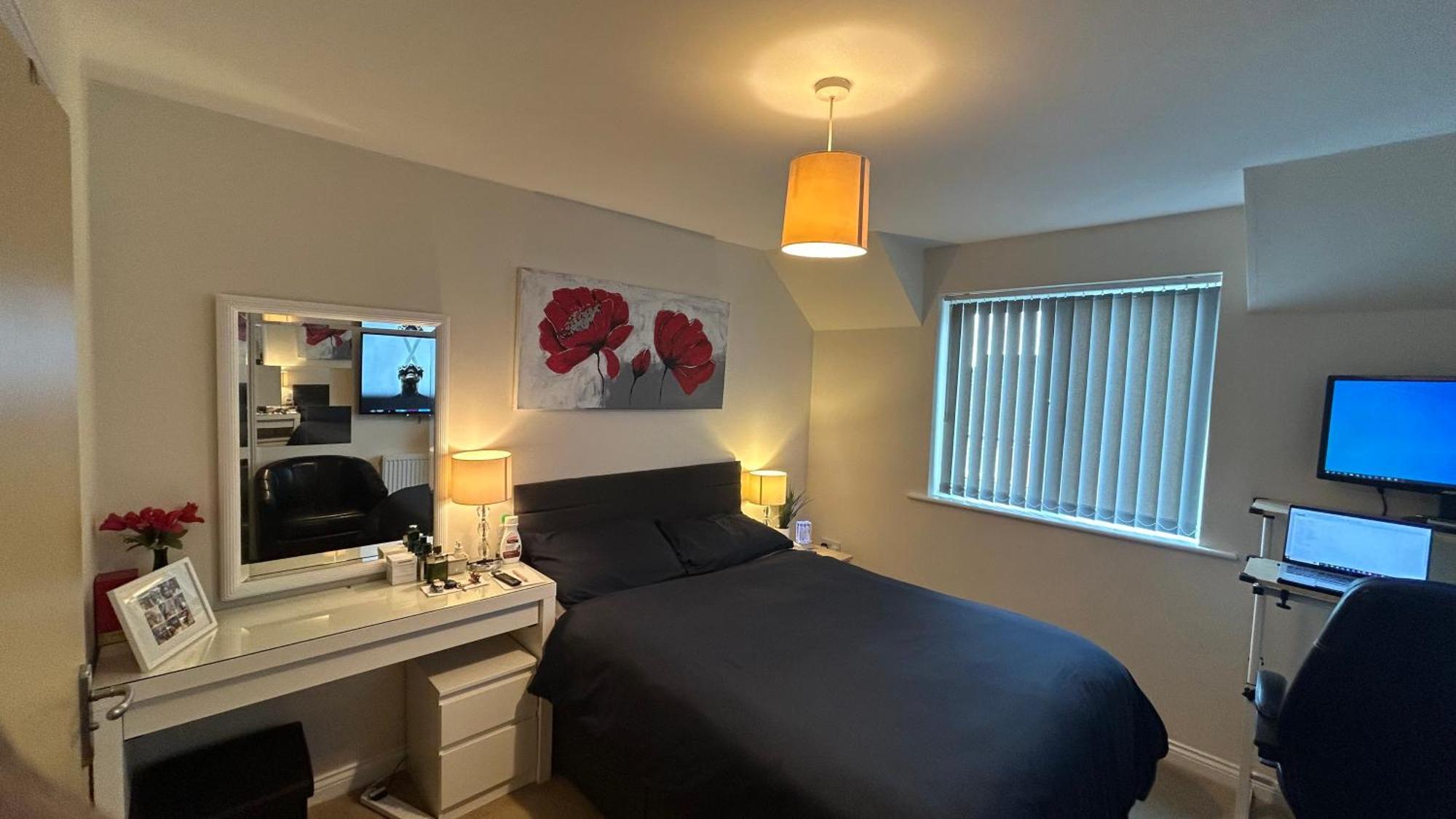 Ensuite Double Bedroom In A 2 Bed Spacious Warrington